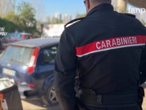 I carabinieri sequestrano 21 veicoli nel campo rom di Poggioreale: aggredito con una chiave inglese autista del carroattrezzi