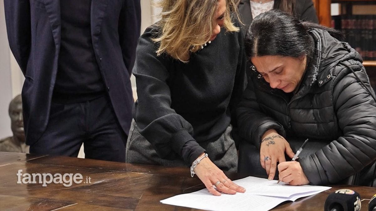 La mamma del piccolo Domenico firma l’atto costitutivo della Fondazione.