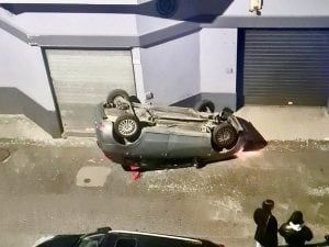 Vomero, auto si schianta e si ribalta: incidente stradale in via Palizzi