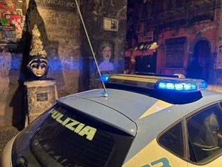 Polizia impegnata nel blitz su via Tribunali