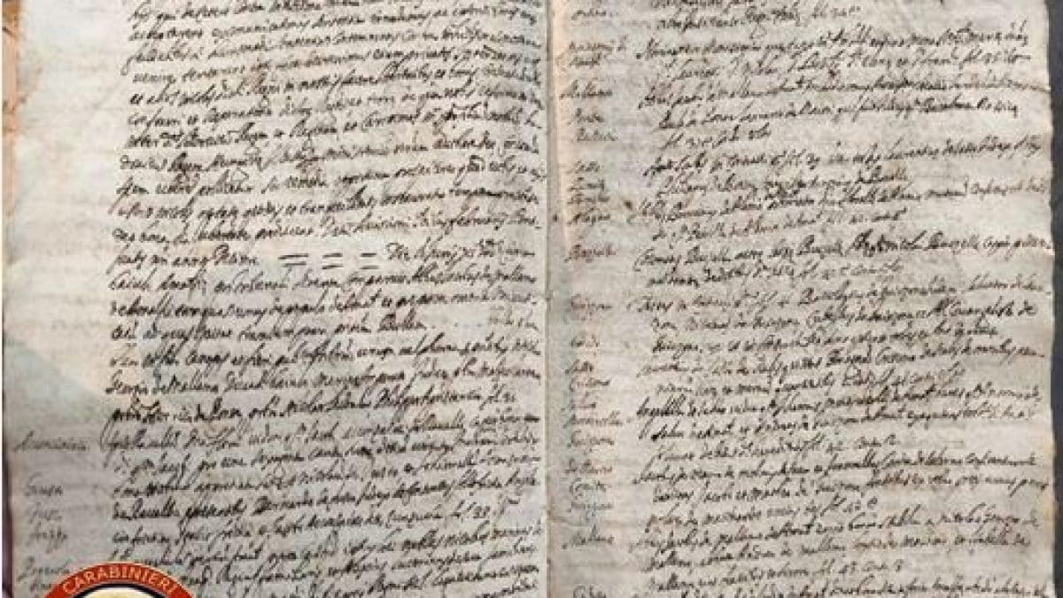 Il prezioso manoscritto recuperato dai carabinieri
