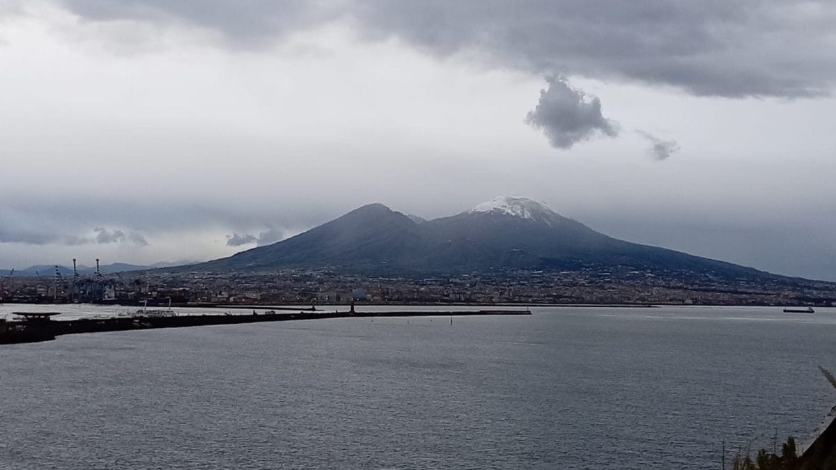 Il Vesuvio questa mattina, martedì 31 marzo. Foto Giuseppe Cozzolino / Fanpage.it