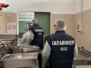 Cibo non tracciato, sporco ovunque e fili scoperti: sospeso ristorante nel Casertano, sequestrati 100 chili di alimenti