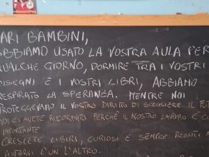 Il messaggio dei carabinieri per i bimbi a scuola: “Proteggiamo i vostri sorrisi e il diritto di scegliere il futuro”