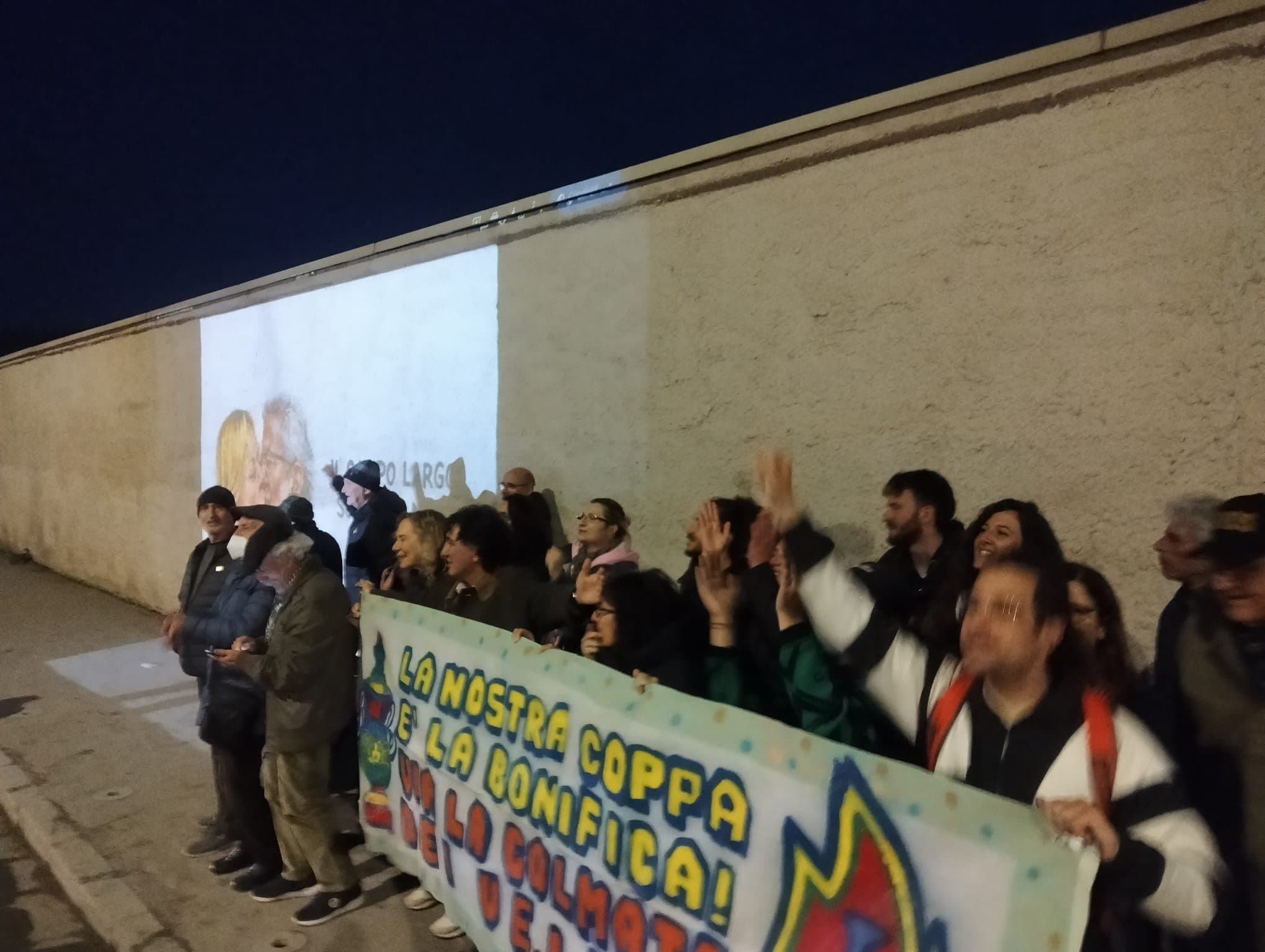 Un momento del flash mob sul muro dell’ex Italsider