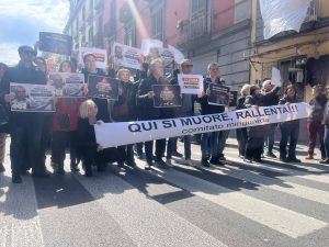 Napoli, in centinaia in piazza contro gli incidenti stradali: “Basta morti, ora strisce rialzate e telecamere”