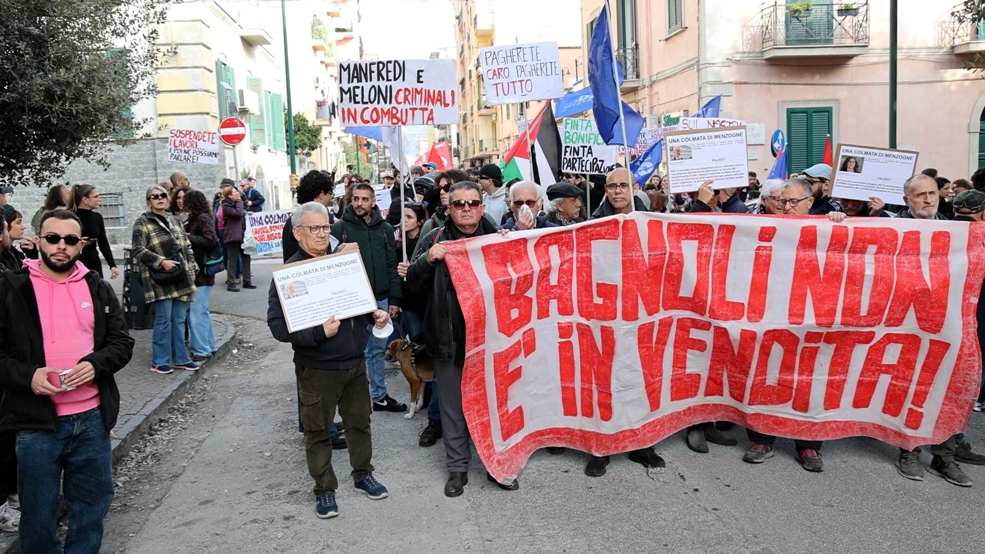 Un momento della manifestazione di cittadini e comitati a Bagnoli