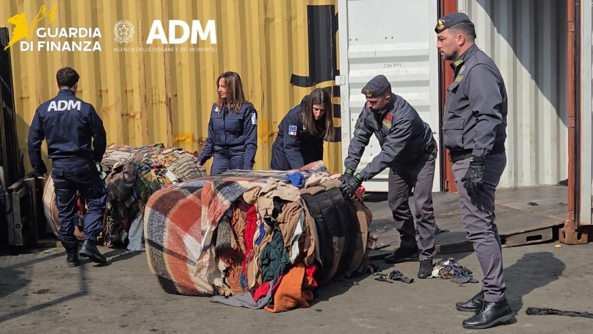 Il sequestro dei tessili al Porto di Napoli