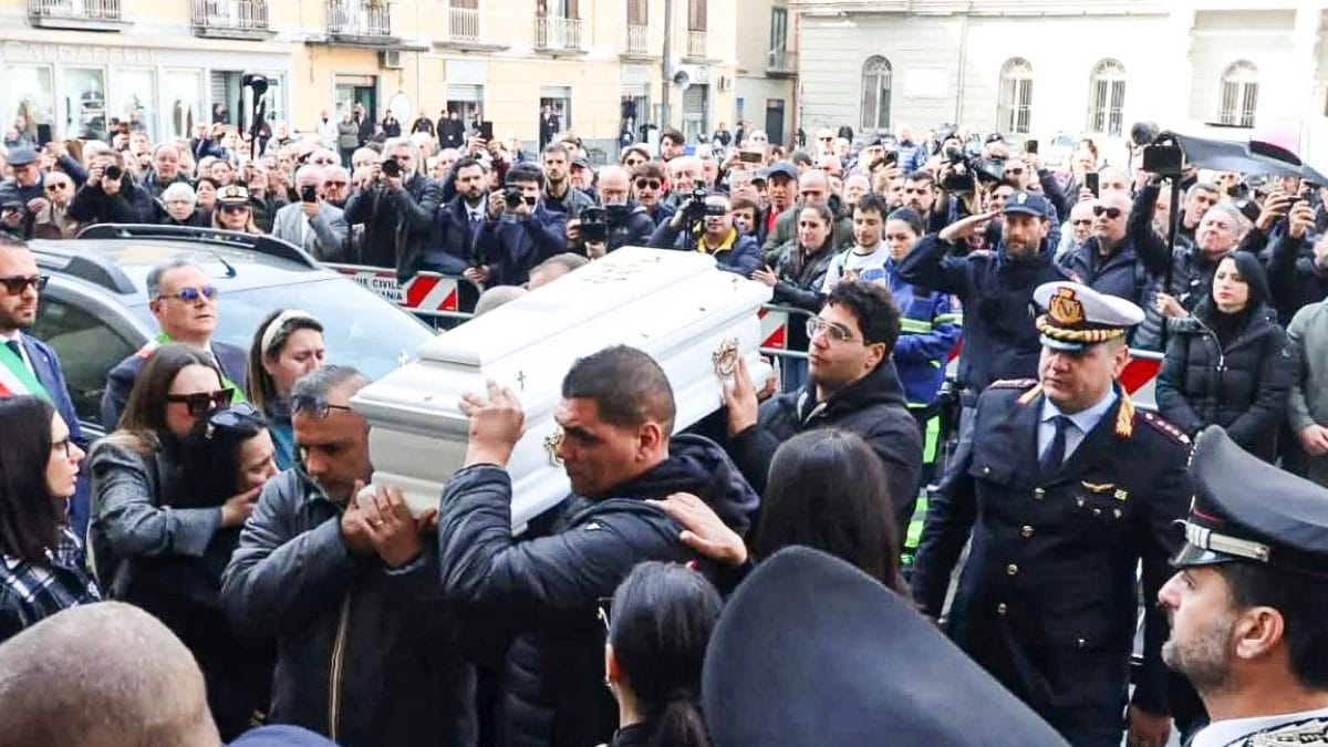 La bara del piccolo Domenico all’ingresso del Duomo di Nola (Napoli)