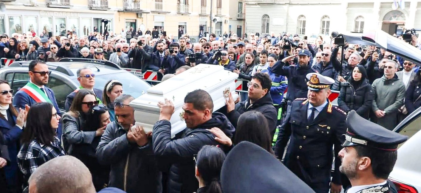 I funerali del piccolo Domenico il 4 marzo 2026