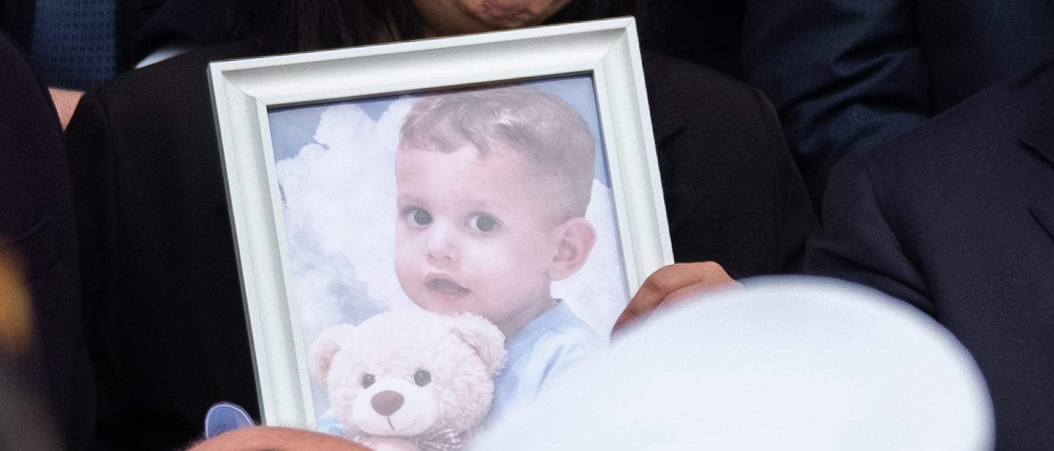 Napoli, allo stadio l'abbraccio a Patrizia e Antonio, i genitori del piccolo Domenico Caliendo morto dopo il trapianto