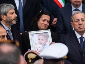 La famiglia del piccolo Domenico chiede 3 milioni di risarcimento al Monaldi. L’ospedale non risponde