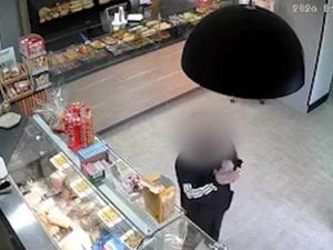Entra in un panificio e ruba l’incasso a volto scoperto: ripreso dalle telecamere