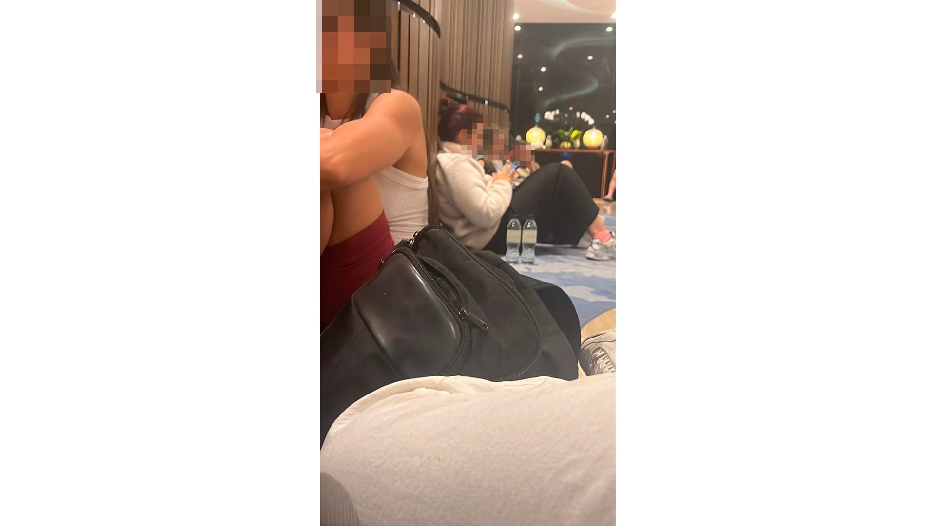 Persone nella hall dell’hotel a seguito degli attacchi missilistici che hanno colpito Dubai