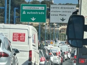 Tangenziale di Napoli, auto in fiamme e incidente alla galleria Camaldoli oggi 27 maggio
