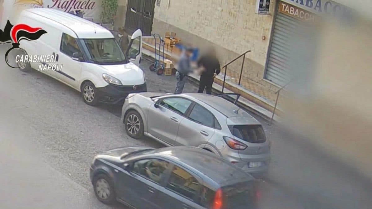 Assalto choc a Napoli: 1.700 iPhone rubati, arrestati quattro banditi tra Castellammare e Napoli