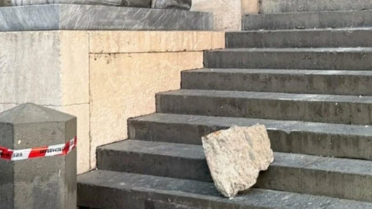 Il masso caduto dal colonnato di Piazza del Plebiscito. Foto / Francesco Emilio Borrelli su Facebook