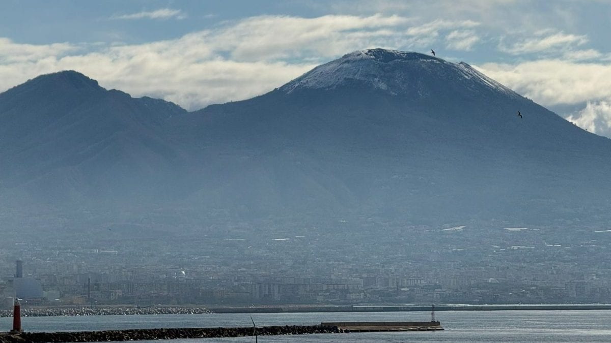 La neve sul Vesuvio oggi, venerdì 27 marzo (Foto: Fanpage.it)