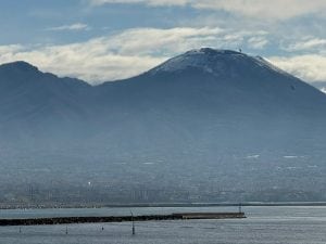 È tornata la neve sul Vesuvio: a Napoli ancora freddo, le previsioni del tempo nel weekend