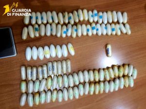Bloccato alla Stazione Centrale di Napoli con 123 ovuli pieni di cocaina ed eroina: alcuni erano ancora nello stomaco