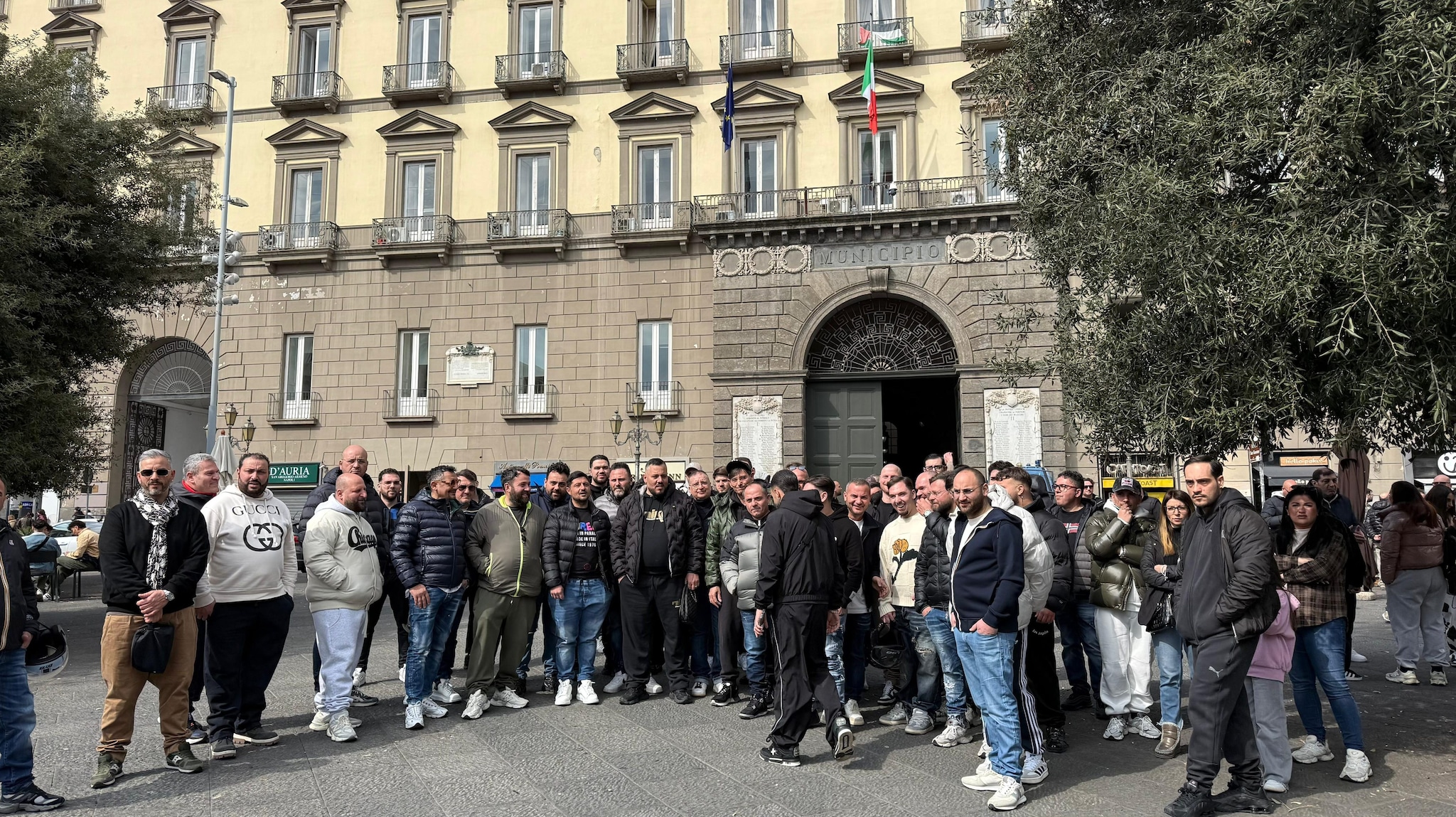 La protesta dei pescivendoli in piazza Municipio a Napoli / Fanpage.it