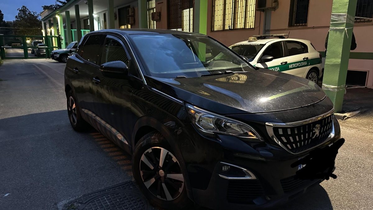 La Peugeot 3008 sequestrata dalla Polizia Metropolitana a Napoli