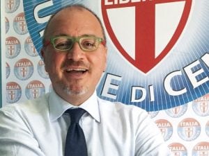 Comune di Benevento, arrestato il capo di gabinetto Gennaro Santamaria: intascava una tangente da 4.000 euro