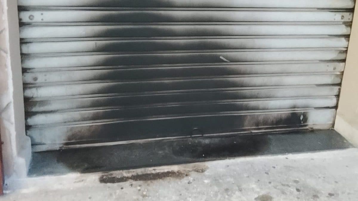 La saracinesca danneggiata nella notte nel Rione Berlingieri