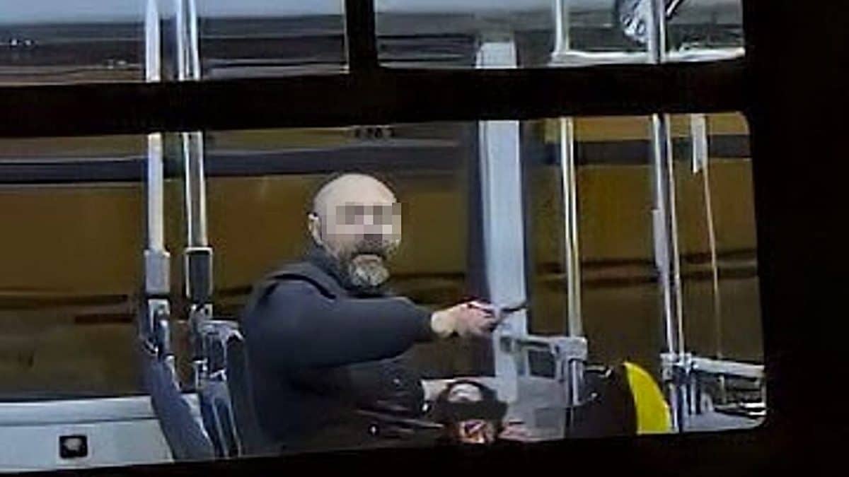 L’aggressore col coltello nel bus. La drammatica scena è ripresa da passante