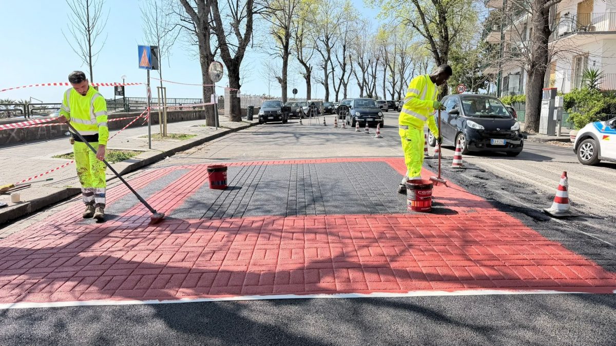 Le strisce pedonali rialzate a via Petrarca