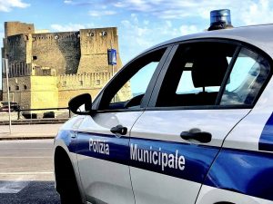 Ruba il cellulare a una turista sul bus 151 a Napoli: ladro arrestato grazie al Gps del telefono