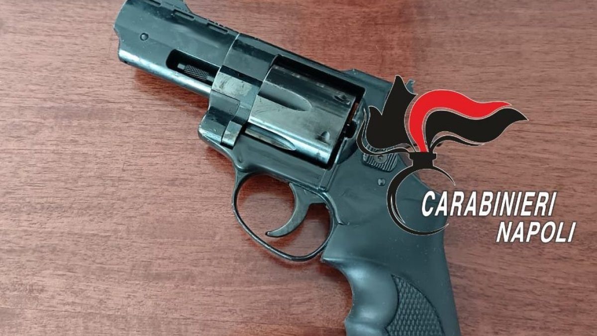 La pistola rinvenuta dai carabinieri ad Ercolano (Napoli)