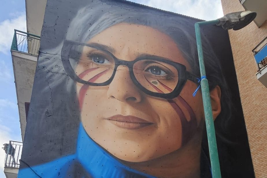 Jorit ha dipinto Francesca Albanese a Barra e ha dovuto correggere il colore degli occhi