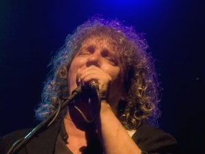 I funerali del cantante Gianfranco Caliendo a Fuorigrotta: folla in lacrime alla Chiesa di Sant’Antonio