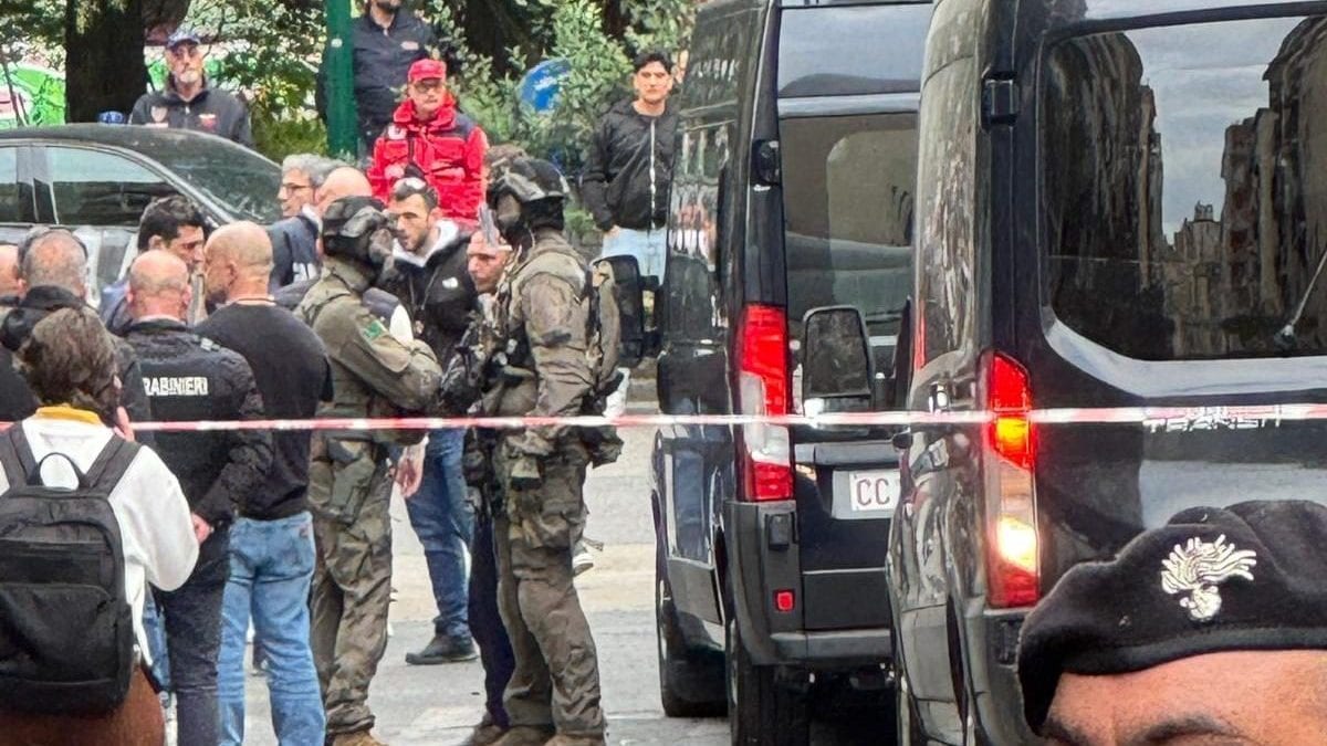 I carabinieri Gis in mimetica durante il blitz alla banca