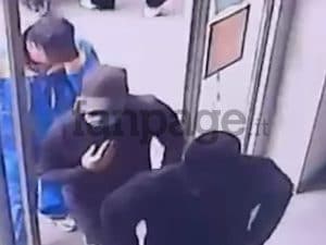 Il video dei rapinatori della banca Credit Agricole a Napoli: entrano camuffati e con un bastone bloccano le porte