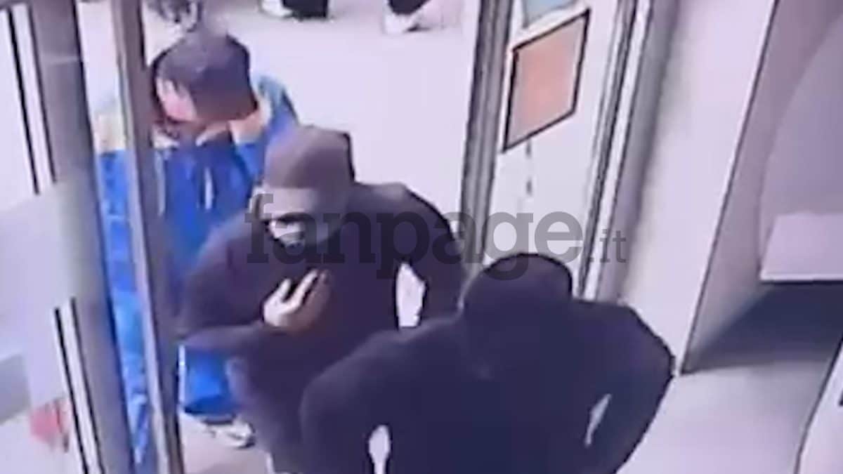 Le immagini delle telecamere di sorveglianza della banca che hanno ripreso l’ingresso dei tre rapinatori