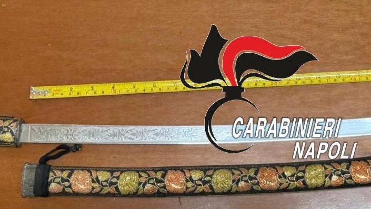La katana rinvenuta dai carabinieri a Pianura, Napoli Ovest