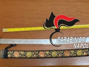 In giro con una katana a Napoli, denunciato: “L’ho trovata nella spazzatura”