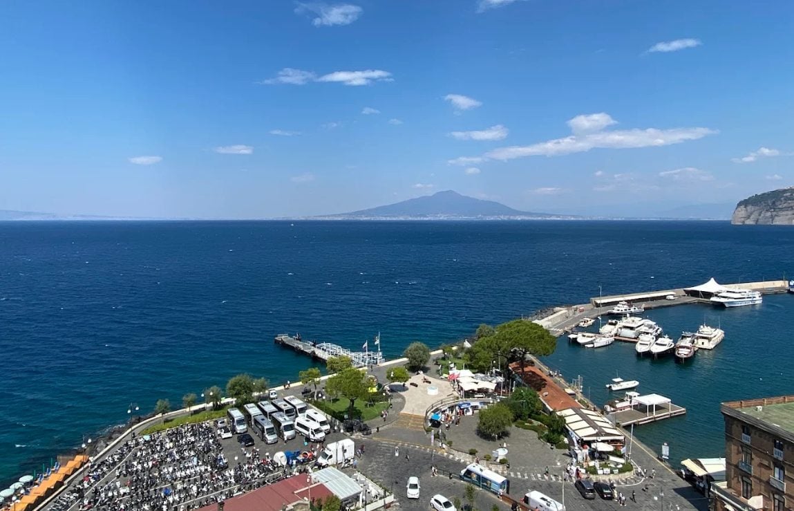 La vista dal belvedere della Villa Comunale di Sorrento