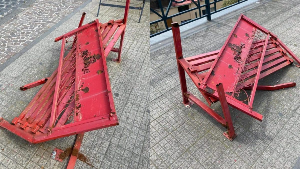 La panchina rossa distrutta a Pozzuoli