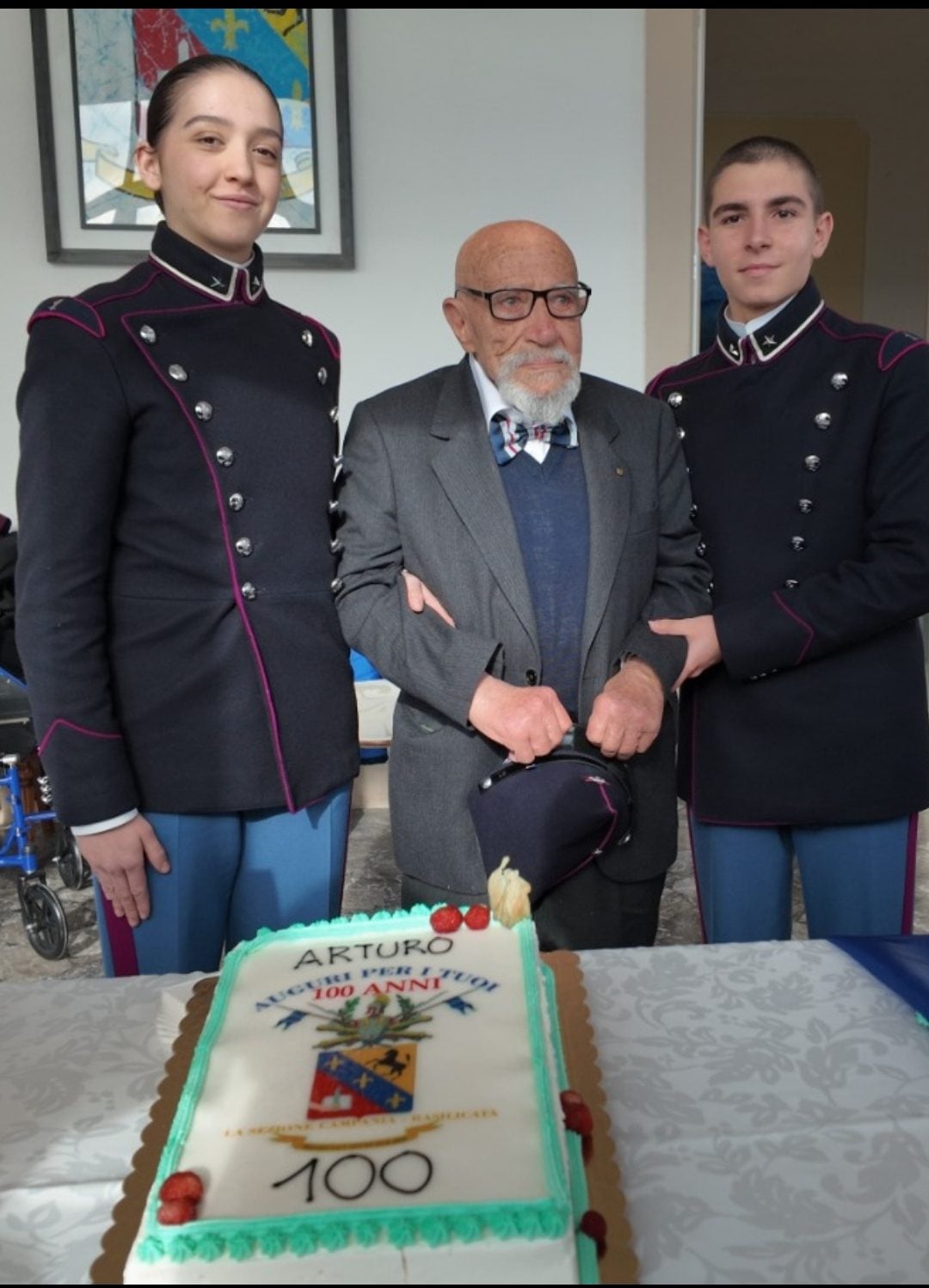 Arturo Amendolara assieme a due allievi del 238° corso