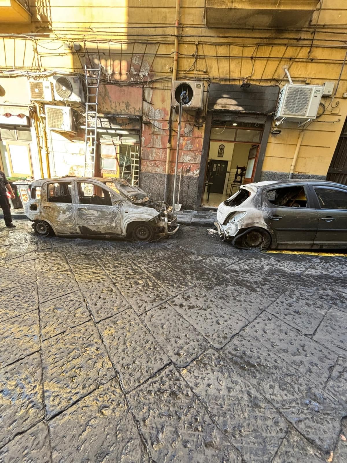 L’auto che ha preso fuoco all’esterno della pizzeria