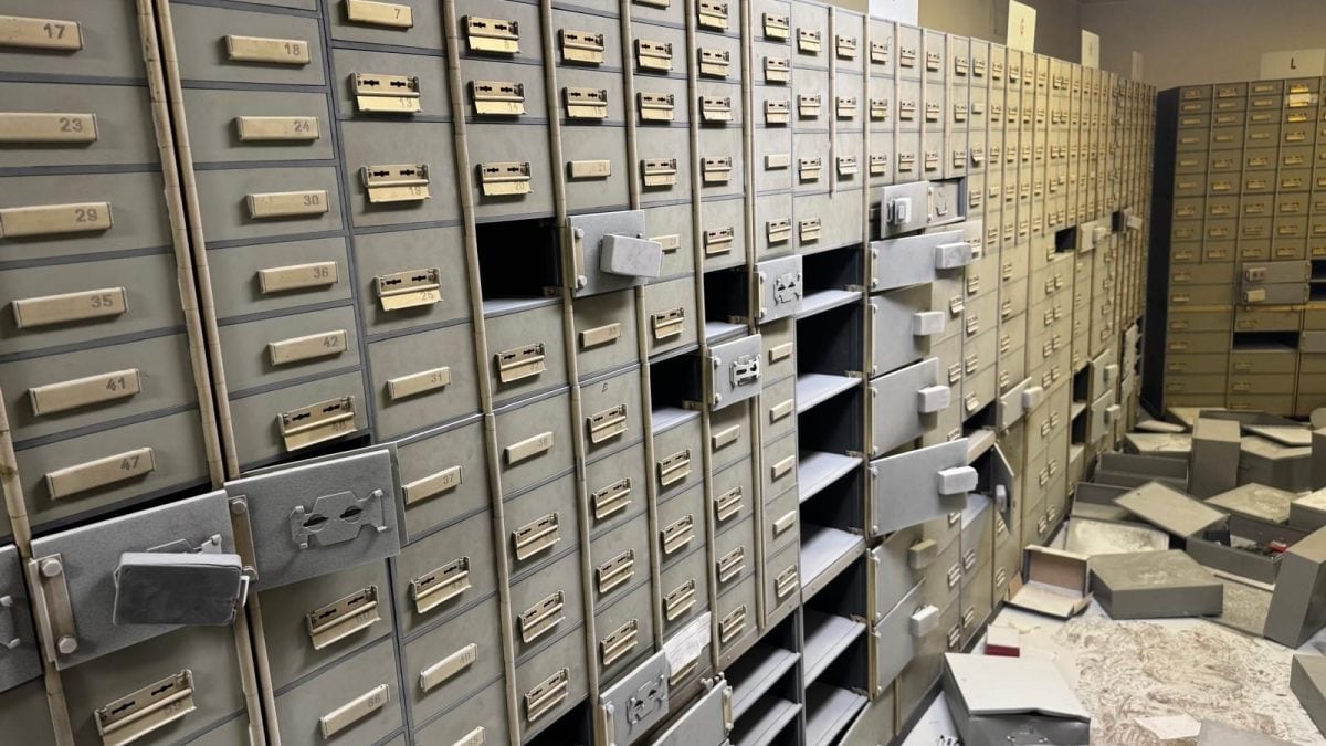 Le cassette derubate alla Credit Agricole a Napoli, aperte a "macchia di leopardo"