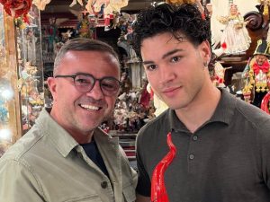 Il calciatore del Napoli Antonio Vergara a San Gregorio Armeno: gli regalano un corno portafortuna