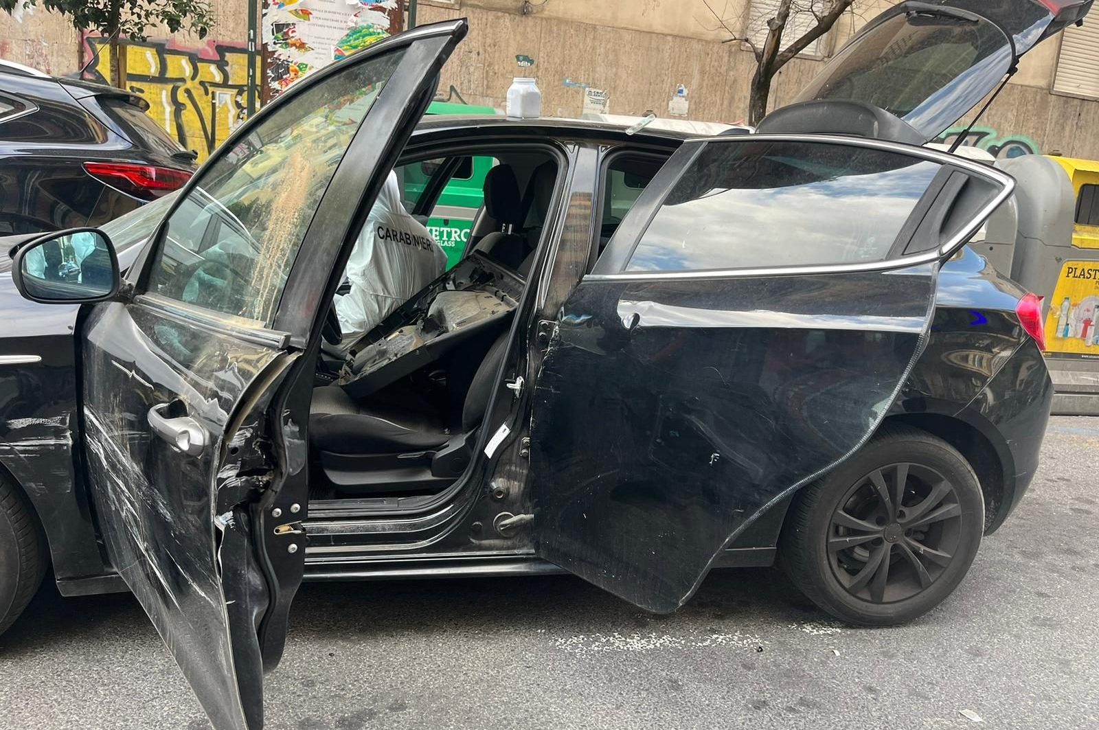 L’Alfa Romeo ritrovata all’esterno della banca