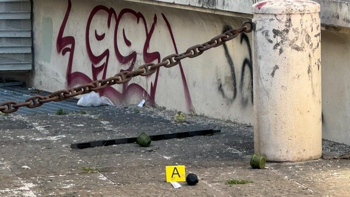 L’ordigno che ha fatto scattare l’allarme bomba in via Marina, accanto all’Università Orientale