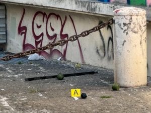 Allarme bomba in via Marina, granata a terra accanto all’Università Orientale: artificieri sul posto