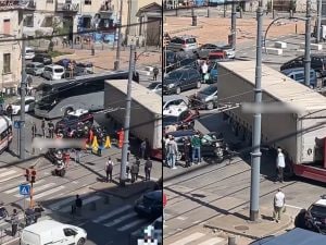 Napoli, auto inseguita dai carabinieri si schianta contro tir e resta schiacciata: incidente a via Marina