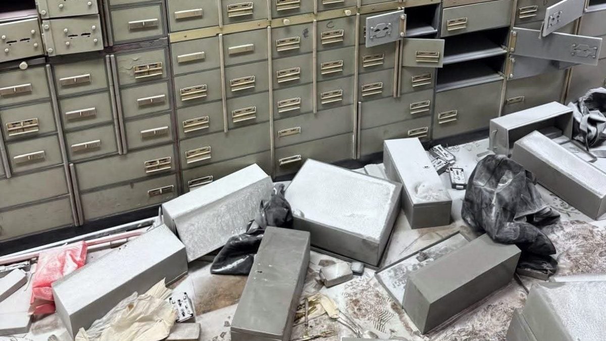 Napoli, colpo audace al caveau: la banda tra fogne e strade terrorizza il centro città